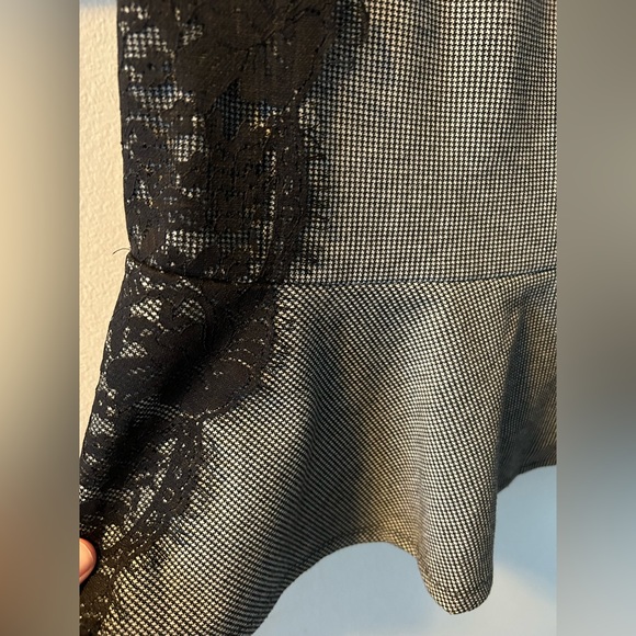 Cute dress with lace accents - Picture 2 of 4